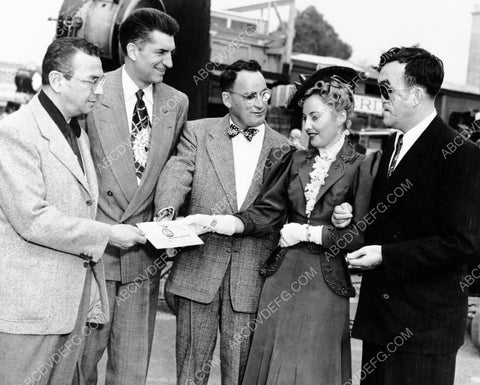 Barbara Stanwyck on the backlot meets with execs 8b20-3581