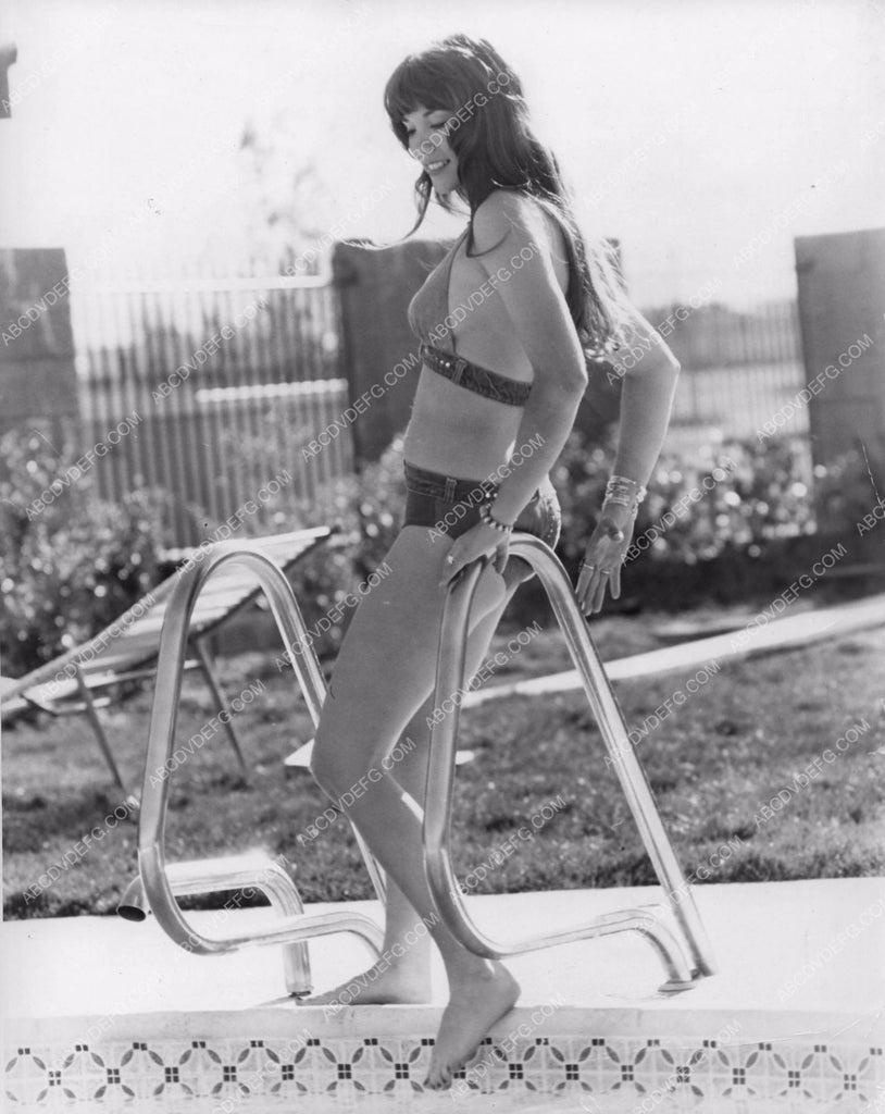 Barbi Benton relaxes by the pool 8b20-3620