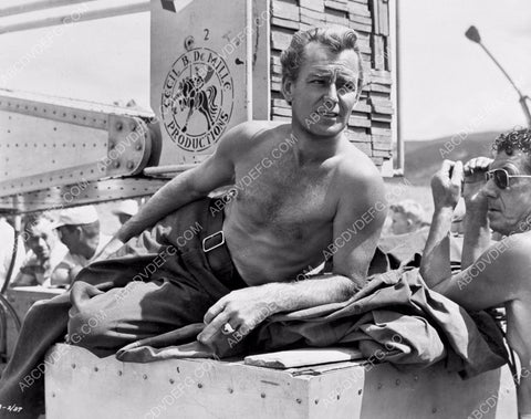 shirtless Alan Ladd relaxes behind the scenes classic western Shane 8b20-3656