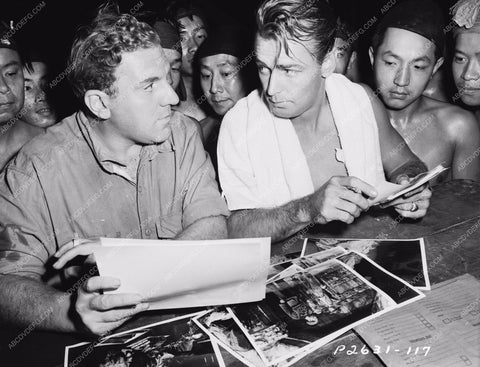 movie stars William Bendix Alan Ladd looking at photos 8b20-3657