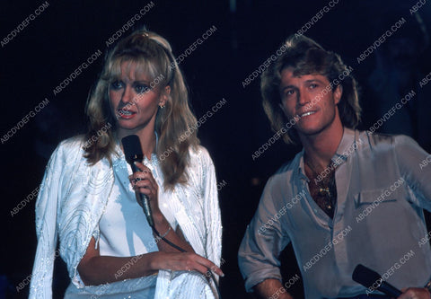 Olivia Newton John Andy Gibb on stage together 8b20-3792