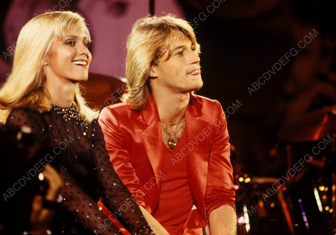 Olivia Newton John Andy Gibb on stage together 8b20-3807