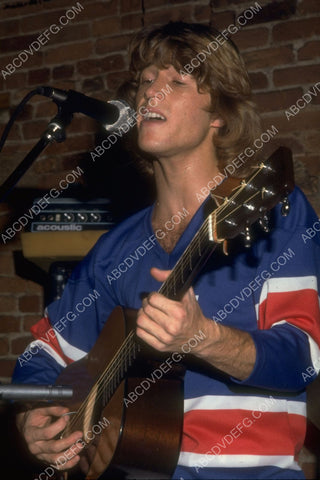 Andy Gibb with guitar pic 8b20-3833