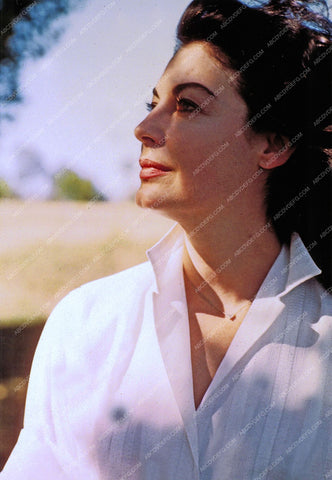 beautiful Ava Gardner outdoors 8b20-3885