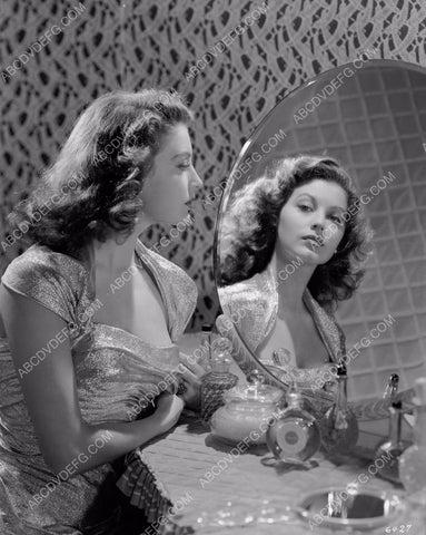 Ava Gardner in the mirror at her makeup table 8b20-3886