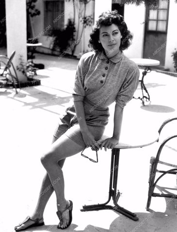 Ava Gardner enjoys some downtime between takes 8b20-3924