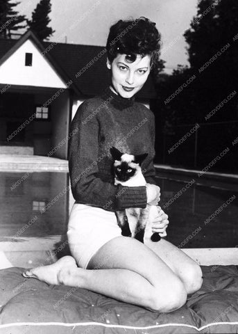 Ava Gardner out by the pool with her siamese cat 8b20-3937