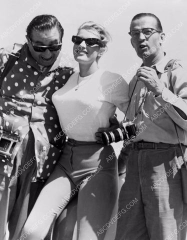 candid Anita Ekberg hanging out w the photographers 8b20-3973