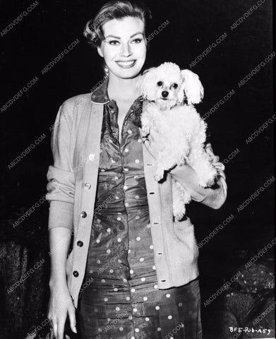 Anita Ekberg shows up with her cute little dog 8b20-4002