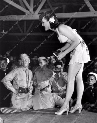 Anne Gwynne supports the troops, poses for pics signs autographs 8b20-4293