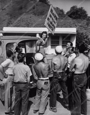 win with Anne Gwynne having some wartime fun to boost morale 8b20-4295