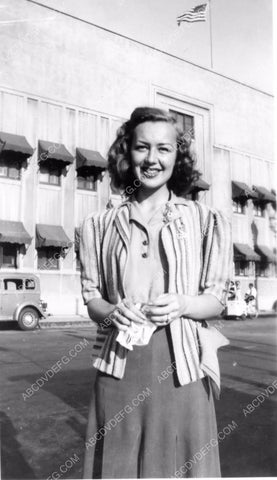 candid Anne Shirley caught outside 8b20-4328