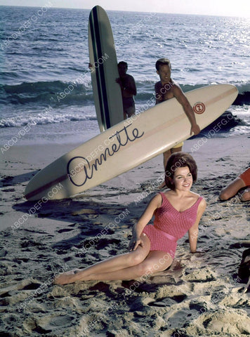 Annette Funicello at the beach with her rockin custom surfboard 8b20-4366