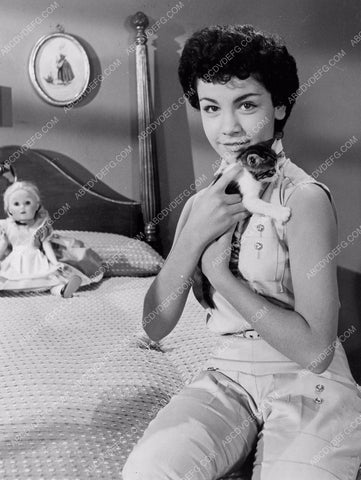 Annette Funicello at home with her new kitten 8b20-4372