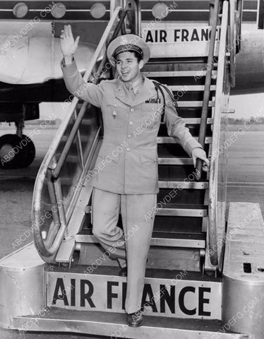 news photo Audie Murphy getting off an airplane 8b20-4420 – ABCDVDVIDEO