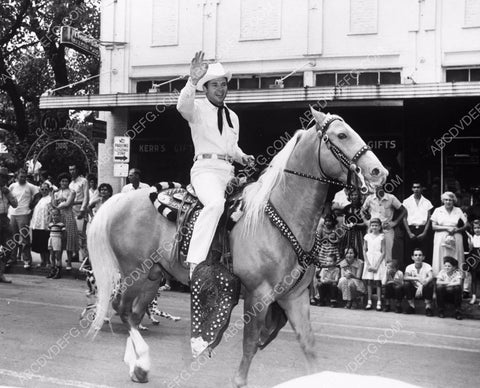 Audie Murphy on horseback in a parade cool pic 8b20-4439