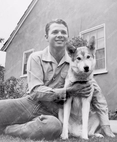Audie Murphy in the backyard with his dog 8b20-4449