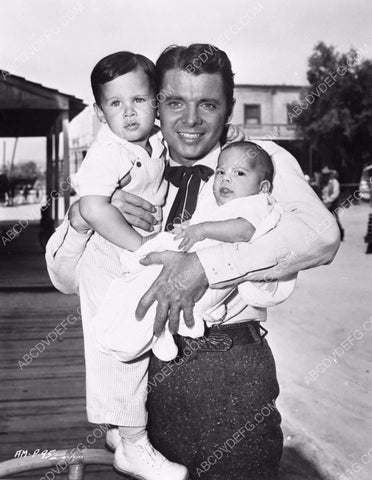 Audie Murphy behind the scenes w his kids 8b20-4456