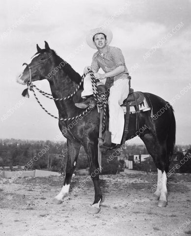 Audie Murphy sitting on his horse 8b20-4465