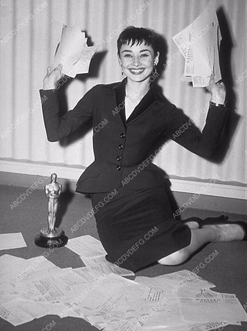 Audrey Hepburn and mini Academy Award Statue 8b20-4533