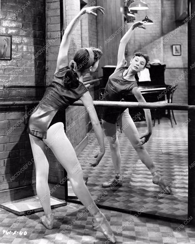 Audrey Hepburn ballet dance rehearsel 8b20-4552