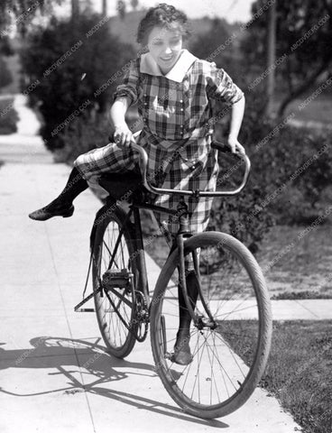 Bessie Love takes her bicycle out for a spin 8b20-4587