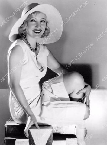 Bessie Love in giant hat portrait 8b20-4593