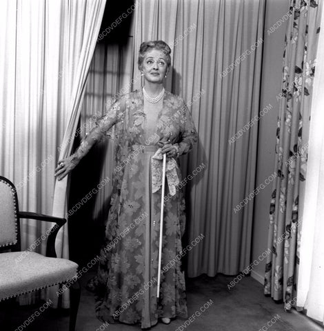 Bette Davis with blind persons cain 8b20-4776