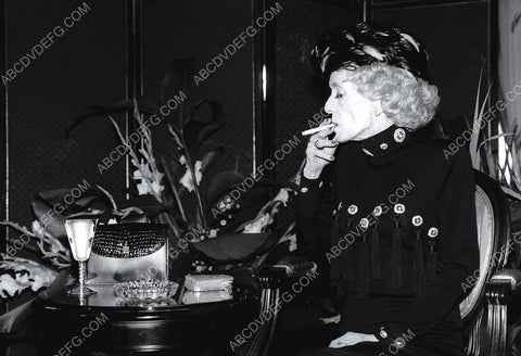 candid Bette Davis lighting up a cigarette 8b20-4795