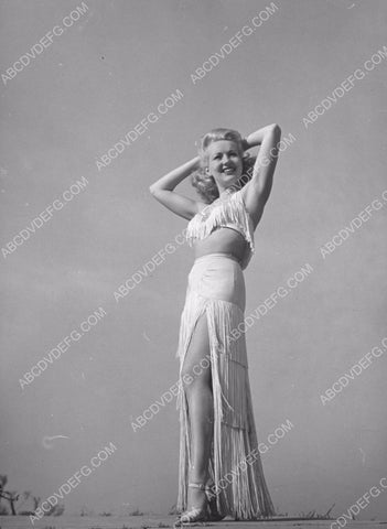 Betty Grable out in the sun portrait 8b20-4823