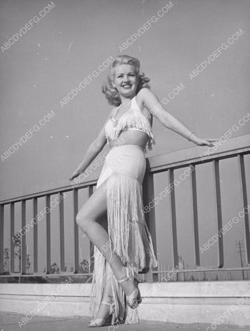 Betty Grable out in the sun portrait 8b20-4827