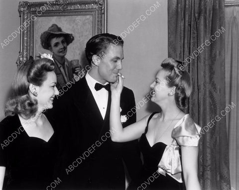 candid Olivia de Havilland I know that dude Betty Grable out for fun 8b20-4834