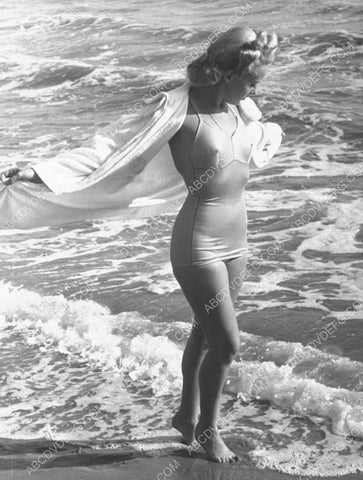 Betty Grable in new swimwear on the beach 8b20-4838