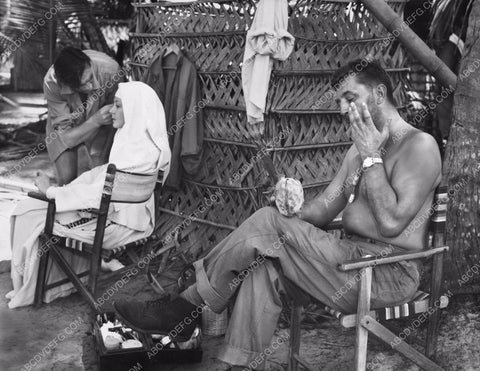 Robert Mitchum chowing down on sandwich film Heaven Knows Mr Allison 8b20-4979