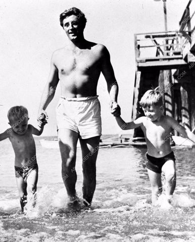 candid Robert Mitchum takes the kids to the beach 8b20-4982