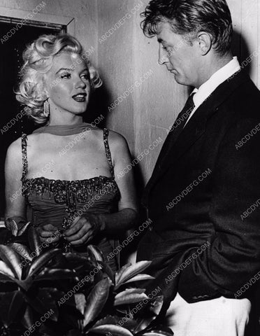 candid Marilyn Monroe Robert Mitchum pic 8b20-4996