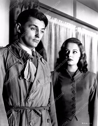 Robert Mitchum in trenchcoat film noir pic 8b20-5017