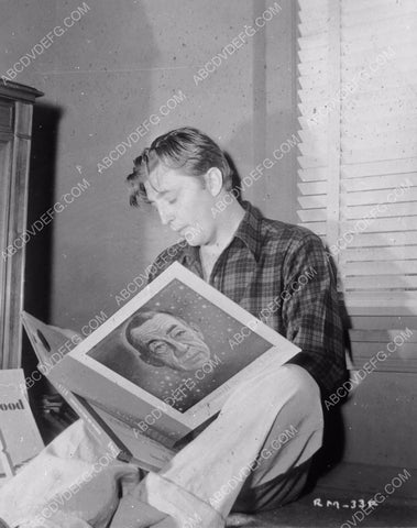 candid Robert Mitchum goes through some recor dalbums 8b20-5020