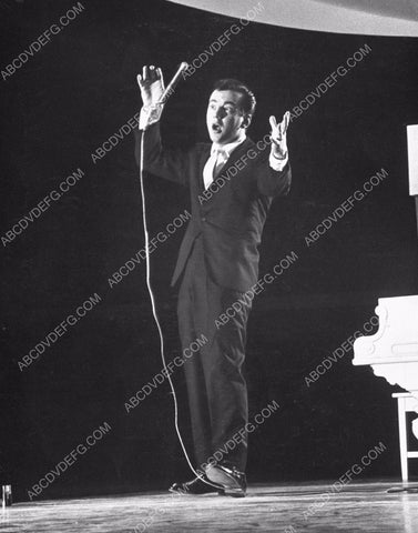 Bobby Darin performing on stage 8b20-5063