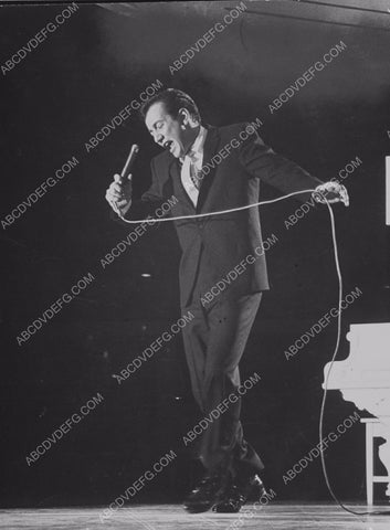 Bobby Darin performing on stage 8b20-5066