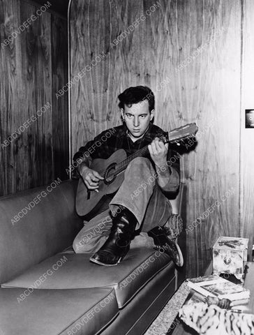 Bobby Darin and his guitar in the dressing room 8b20-5077
