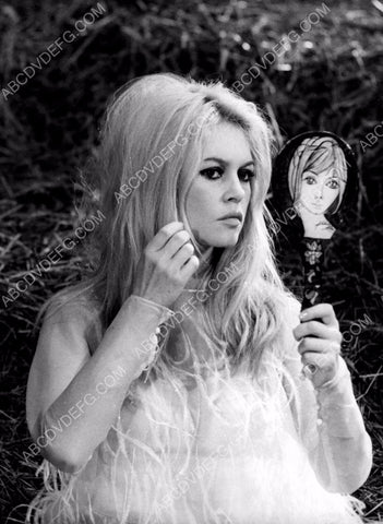 Brigitte Bardot quick makeup check in mirror 8b20-5265