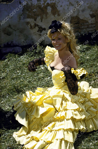 beautiful Brigitte Bardot sitting in the grass 8b20-5269