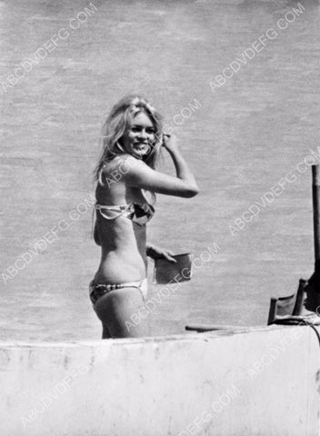 Brigitte Bardot in her bikini at the beach 8b20-5289