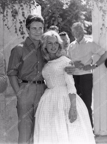 candid Brigitte Bardot outdoor pic 8b20-5396