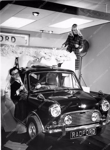 Peter Sellers Britt Ekland have a car mishap 8b20-5420