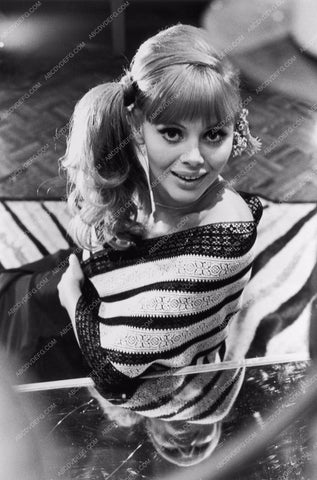 cute Britt Ekland portrait 8b20-5421