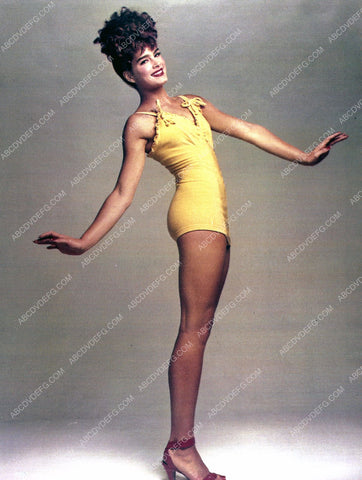 Brooke Shields does a classic pinup pose 8b20-5478