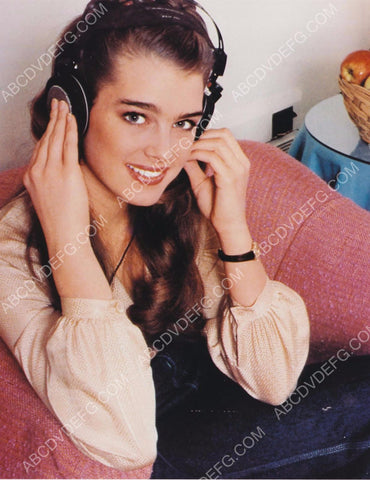 Brooke Shields enjoys a little music on her headphones 8b20-5480
