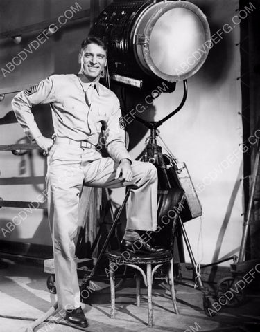 Burt Lancaster behind the scenes with the movie equipment 8b20-5550